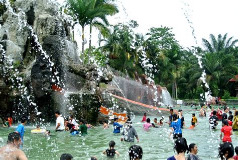 Felda residence hot spring terletak berhampiran dengan pekan sungkai yang menempatkan beberapa kolam air panas semulajadi yang sesuai untuk mandi dan berendam. Pirate Lens: VIEW 6 : HOT SPRING SUNGKAI PERCUTIAN KELUARGA