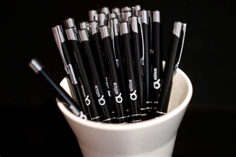 Altice usa again posted soft customer metrics during the first quarter, though management continues to expect growth to accelerate in the second half of the year as current network investments pay off. Les coûts du programmation ont pesé sur le 1er trimestre d ...