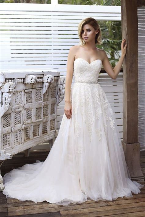 Dazu gehört auch ein brautkleid, das zu ihnen als braut passt und sie zum strahlenden mittelpunkt der feier macht. Hochzeitskleid Trägerlos | Hochzeitskleid, Ballkleid ...