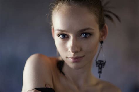 Masaüstü Yüz Kadınlar Model Portre Alan Derinliği Mavi Gözlü Esmer Çıplak Omuzlar