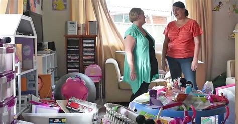 Mom Is Overwhelmed With Daughters Messy Room Now Watch How She Declutters It Brilliant