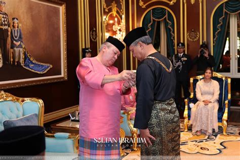 Baginda ialah paduka anakanda pertama putera sulung kepada sultan sebelumnya iaitu sultan haji omar 'ali saifuddien sa'adul khairi waddien. Sultan Ibrahim kurnia darjah kebesaran - Wacana