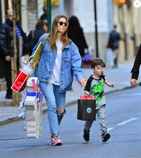 Exclusif Jessica Biel à la sortie de l école avec son fils Silas Randall Timberlake à New York