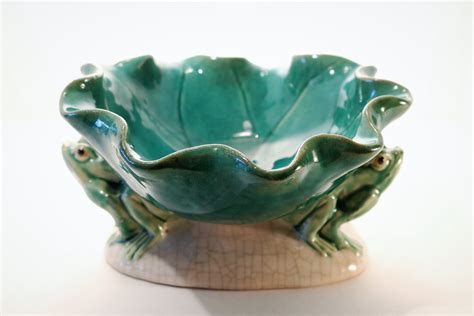 Vintage Art Pottery Majolica Style Two Frogs And Ruffled Lily Pad Bowl
