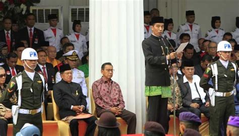 Menurut notonegoro pancasila adalah dasar falsafah negara indosia, sehingga dapat diambil kesimpulan bahwa pancasila merupakan dasar falsafah dan ideologi negara yang diharapkan menjadi pandangan hidup bangsa indonesia sebagai pemersatu, lambang persatuan dan kesatuan serta. Kebijakan Politik yang Lahir di Jaman Orde Baru | iraq ...