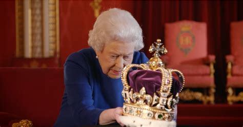 The Queen Nonchalantly Manhandling The Crown Jewels Is The Best Thing