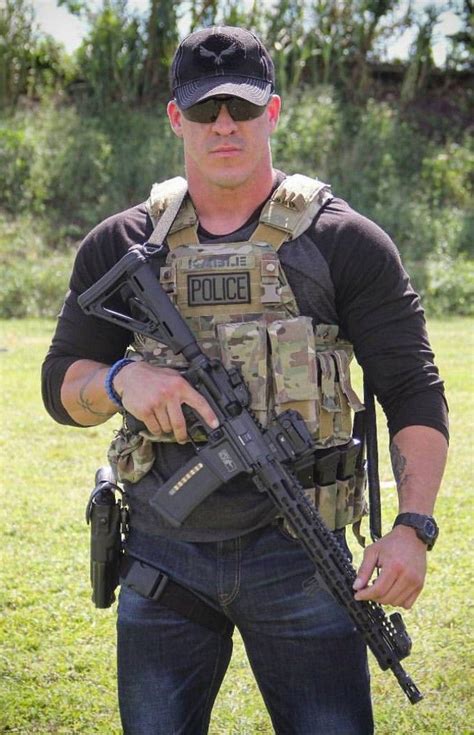 Pin de Dog Madri em Police Man | Hot army men, Sexy ...