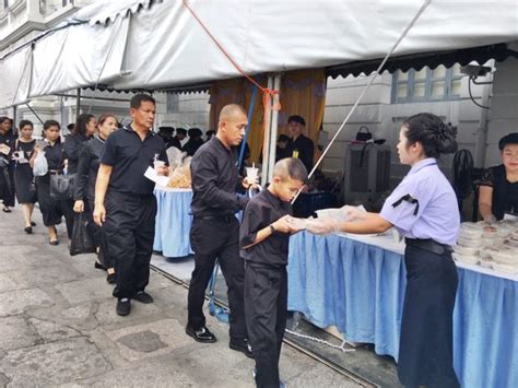 Jun 12, 2021 · ในหลวง ทรงประกอบอาหาร พระราชทาน แก่บุคลากรทางการแพทย์ ดูแลผู้ป่วยโควิด. ร.10 โปรดเกล้าฯทำอาหารแจกปชช.กราบพระบรมศพยอดสักการะ 295 ...