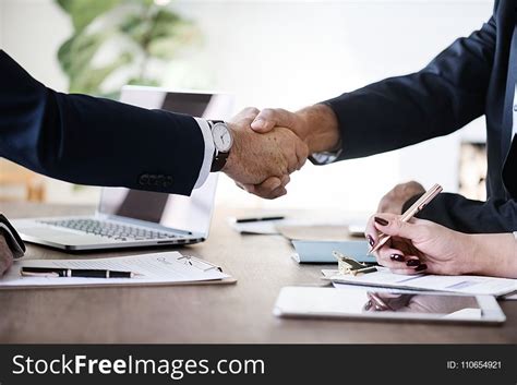 Two Person In Formal Attire Doing Shakehands Free Stock Images