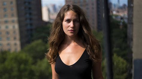 Lola Kirke No Sisterly Shadow The New York Times