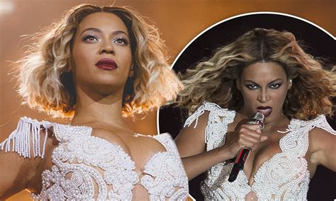 Beyonce Ditches Hair Extensions To Unveil Wavy Blonde Bob Daily Mail Online