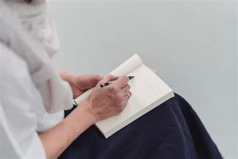 Menganalisis Isi Pokok Teks Anekdot Cara Keledai Membaca Buku, Materi