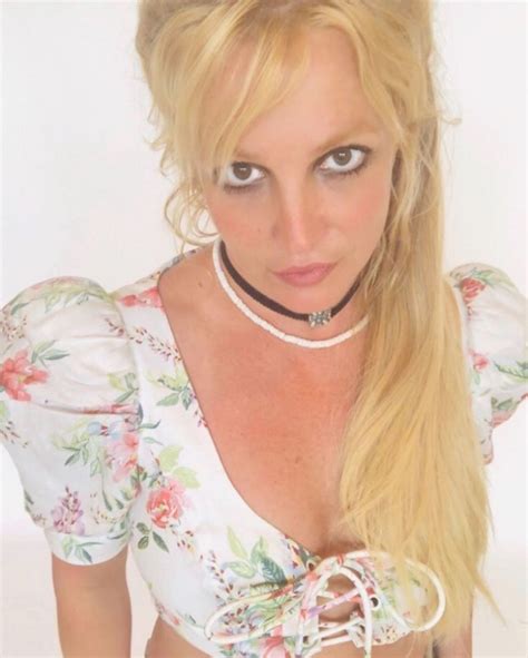 Britney Spearss Tits In Deep Cleavage 11 Selfies The
