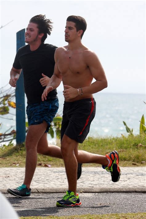 Enzo celulari was born on april 17, 1997 and is 23 years old now. EGO - Sem camisa, Enzo Celulari se exercita na orla do Rio - notícias de Praia