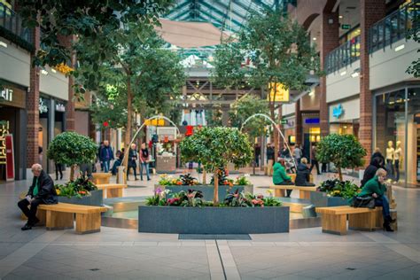 Is an Outdoor Shopping Center or a Mall Better for Businesses?