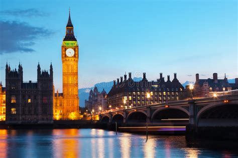 La promoción y defensa de los derechos humanos constituye una de las prioridades de la política exterior y de cooperación internacional con el objetivo. Londres, Reino Unido. Big Ben E O Rio Tamisa Imagem de ...