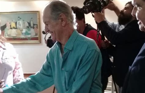 G Escritor Bariani Ortencio passa mal ao lançar livros e é levado ao hospital notícias em Goiás