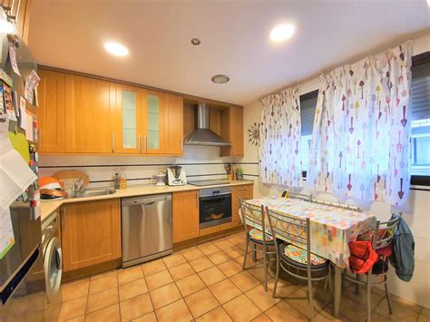 .de torrejon de ardoz, alquila piso de 93 m2, en urbanizacion cerrada, compuesto por entrada con pasillo distribuidor, cocina amueblada y completamente equipada, 3 dormitorios, 2 baños completos. www.adoptatucasa.com | Piso en alquiler en Torrejón de ...