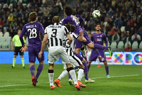 Remate parado bajo palos a rás de suelo. Juventus - Fiorentina - - RaiSport