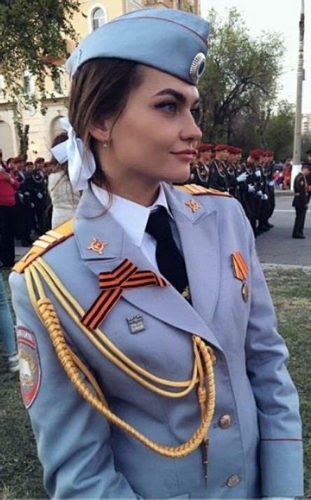 Women In Uniform Panosundaki Pin