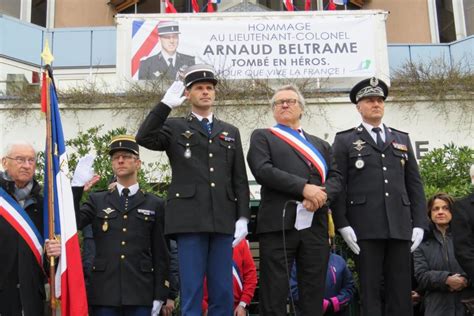 Quand, après l'hommage.à son sacrifice on en arrive au divorce des idées, des communautés et des mots lui qui n'avait jamais. Hommage à Arnaud Beltrame, Le Chesnay uni dans la ...
