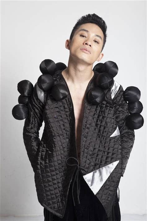 Tùng Dương với phong cách thời trang "lạ, độc, quái" - ELLE