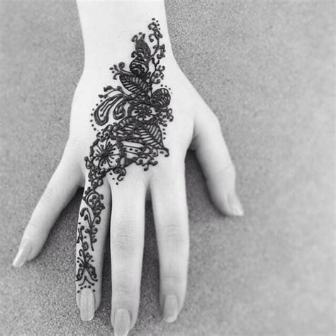 White henna tattoos are mostly placed on hands and arms, this is the most popular placement ever. hand henna tattoo | Tumblr