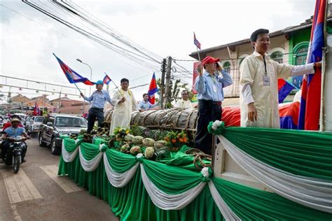 Cambodia Rulers Recipe For Youth Appeal An 8900 Pound Rice Cake