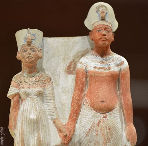 The mood is informal and anecdotal. égyptophile: Nefertiti : une statuette de la "belle est ...