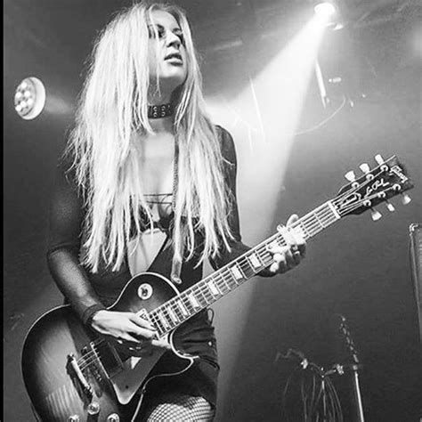 Pin By Muzzzlo On Girls And Guitars Female Guitarist Guitar Girl