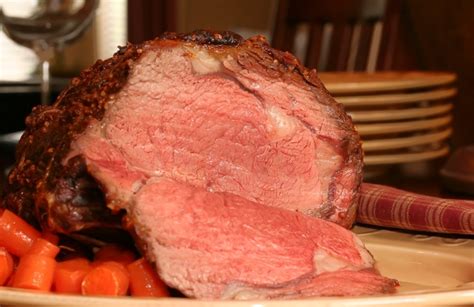 This herb and dijon wet rub creates a flavorful crust over the prime rib as it cooks. Prime rib with horseradish dijon crust | MummyPages.MummyPages.uk