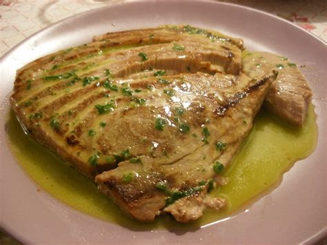 Il filetto di maiale in crosta è un secondo piatto raffinato e succulento perfetto per i. IL TONNO FRESCO .... IN TRANCI
