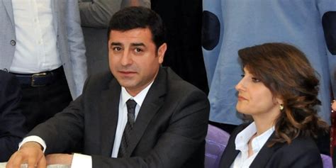 .saz çalarak kendisini dürüstlük timsali olarak tanıtan hdp eş genel başkanı selahattin demirtaş ve öğretmen eşi başak demirtaş'ın devletten haksız kazanç sağladıkları ortaya çıktı. Selahattin Demirtaş'ın eşi Başak Demirtaş koronavirüsü ...