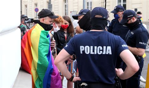 Wyjście do pracy, apteki, wizytę w szpitalu lub lecznicy czy krótki spacer z psem. Czy zakaz spontanicznych demonstracji jest zgodny z Konstyucją?
