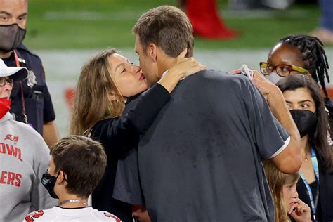 Look Gisele Bundchen Reacts To Tom Brady S Decision The Spun