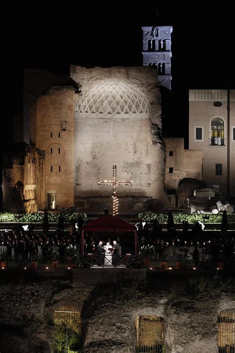 Las Mejores Imágenes Del Vía Crucis Que Presenció El Papa Francisco Frente Al Coliseo De Roma