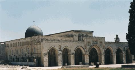 .المسجد الأقصى بالسلاسل الحديدية، بعدما اقتحمته وأطلقت قنابل صوتية تجاه المصلين، كما منعت الطواقم الطبية وسيارات الإسعاف من الوصول إلى باحات المسجد. سبب تسمية المسجد الأقصى | ثقافة أونلاين