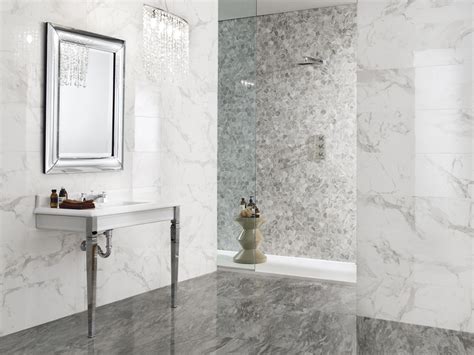 Resort ,le #meuble de salle de bain qui s'adapte aux petites pièces et vous fait gagner de l'espace avec ses lignes contemporaines. Carrelage mur salle de bain aspect marbre