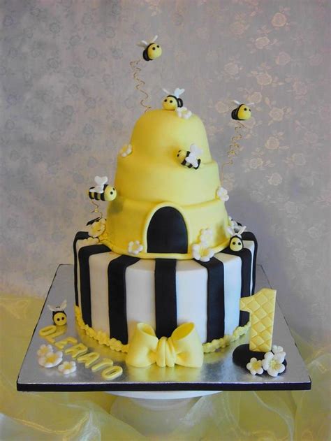 First Birthday Beehive Cake Decorated Cake By Michelle Cakesdecor