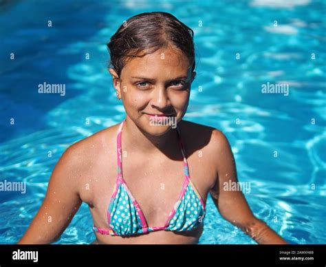 Kleines Mädchen Im Schwimmbad Stockfotografie Alamy