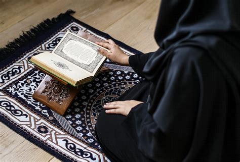 Religious Muslim Woman Reading The Quran Royalty Free Stock Photo