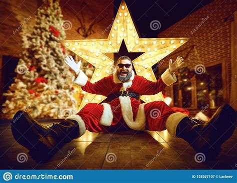 De Grappige Kerstman In Ruimte Met Grote Ster In Kerstmis Stock