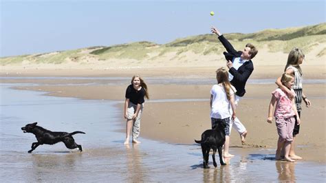 Fame and partners amalia satin midi dress msrp $299 size 2 # 20a 395 new. Amalia der Niederlande: Hier spielt sie „Holland's Next ...