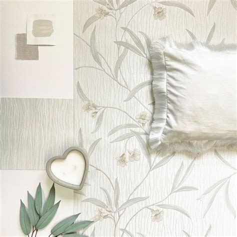 41330 Tiffany Floral White Cream Wallpaper By Belgravia