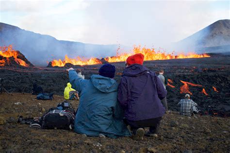 Iceland Volcano Eruption Airlines Rush To Lure Tourists To See Lava Streams Bloomberg