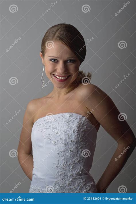 Mooi Meisje Dat In Een Elegant Wit Korset Lacht Stock Afbeelding