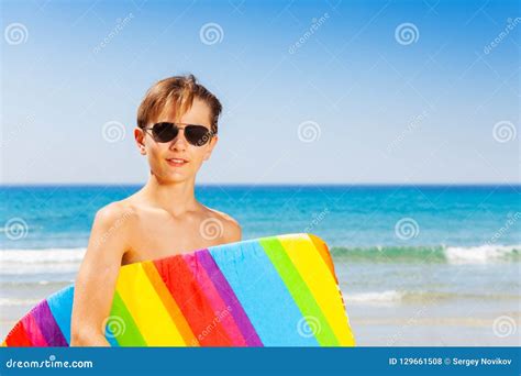 Ragazzo In Occhiali Da Sole Con Il Bordo Di Nuotata Alla Spiaggia Fotografia Stock Immagine Di