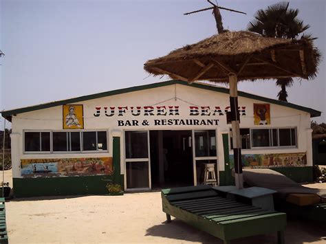 viajando a gambia nuevo bar en playa de kotu el jufureff