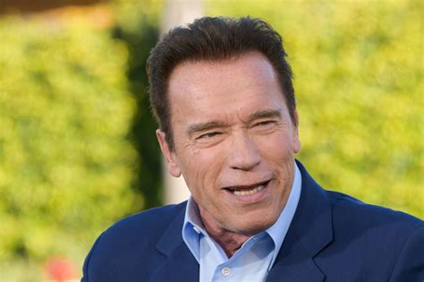 Arnold Schwarzenegger Jokes About Smashing Trumps Face Into A Table