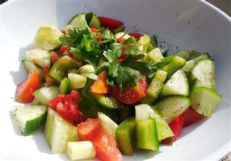 When there's a bounty of fresh veggies on hand, nothing beats a big salad for dinner. Fresh Summer Vegetable Salad | The Nutritionist Reviews